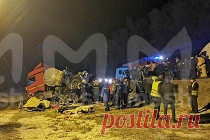 Появились подробности о ДТП с девятью погибшими на российской трассе. В салоне микроавтобуса Volkswagen Transporter, столкнувшегося с КамАЗом на трассе в Тульской области, нашли чемоданы с вещами, документы и сим-карты из стран Прибалтики. Спасатели до сих пор пытаются извлечь из салона тело их водителя Volkswagen. Также стало известно, что микроавтобус ехал зигзагами.