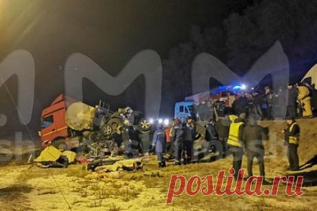 Появились подробности о ДТП с девятью погибшими на российской трассе. В салоне микроавтобуса Volkswagen Transporter, столкнувшегося с КамАЗом на трассе в Тульской области, нашли чемоданы с вещами, документы и сим-карты из стран Прибалтики. Спасатели до сих пор пытаются извлечь из салона тело их водителя Volkswagen. Также стало известно, что микроавтобус ехал зигзагами.