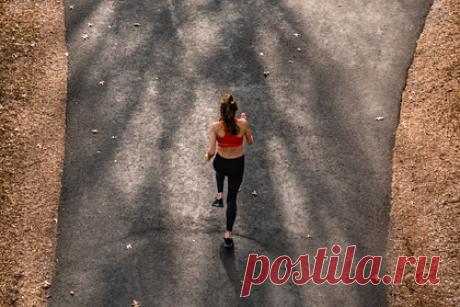 Тренер раскрыла способ сбросить вес и оставаться худым без тяжелых нагрузок. Звездный тренер и диетолог Джеки Берк из Бостона, штат Массачусетс, раскрыла способ, который позволил ее клиентам сбросить вес и оставаться худыми без тяжелых нагрузок. По мнению 25-летней спортсменки, для достижения желаемой цели необходимо «работать умнее, а не усерднее».