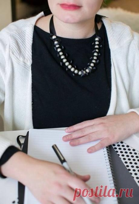 Ожерелье из ленты и бусин