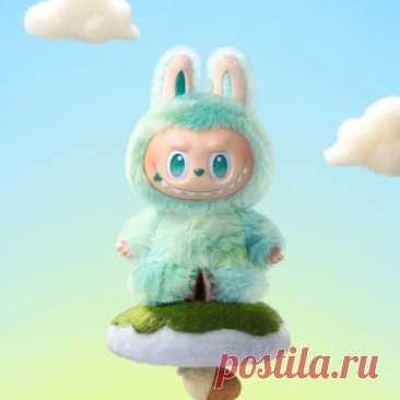 Labubu SERENITY — символ спокойствия и внутренней гармонии в коллекции Pop Mart. Этот персонаж излучает умиротворённость и лёгкость, отражая атмосферу баланса и душевного равновесия.

Его нежные пастельные оттенки и плавные линии делают Labubu SERENITY идеальным дополнением для коллекционеров, ценящих элегантность и спокойствие.

Основные характеристики:

Символика спокойствия и гармонии

Высококачественное исполнение и детальная проработка

Прекрасный подарок и коллекцион...
