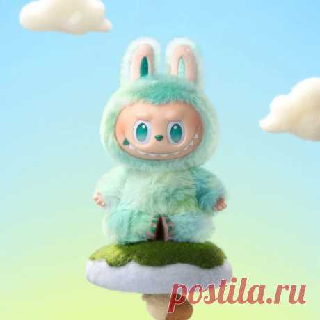 Labubu SERENITY — символ спокойствия и внутренней гармонии в коллекции Pop Mart. Этот персонаж излучает умиротворённость и лёгкость, отражая атмосферу баланса и душевного равновесия.

Его нежные пастельные оттенки и плавные линии делают Labubu SERENITY идеальным дополнением для коллекционеров, ценящих элегантность и спокойствие.

Основные характеристики:

Символика спокойствия и гармонии

Высококачественное исполнение и детальная проработка

Прекрасный подарок и коллекцион...