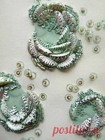 Как вышивать пайетками — для начинающих на одежде (и бисером) Материалы и инструменты, которые понадобятся для вышивания пайетками. Готовясь к вышивке, нужно запастись необходимыми материалами и инструментами. Для работы понадобится следующее: