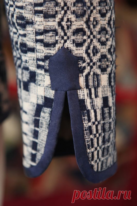 (89) cuff vent detail. The sleeve is a one-piece, darted sleeve. I like to use a one-piece sleeve to minimize the need for pattern matching. | детали