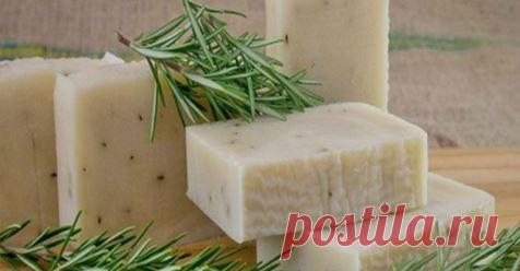 Узнайте, как сделать розмариновое мыло, которое помогает предотвратить инфекции, прыщи и покраснение кожи - Упражнения и похудение Очень полезно! Знаете ли вы, какие преимущества розмаринового мыла для здоровья? Это продукт, который отлично подходит для ухода за кожей. Благодаря своим вяжущим, противовоспалительным и антибактериальным свойствам, он может применяться в острых случаях акне и даже в случае инфекций в ранах. Узнайте, как сделать розмариновое мыло, и у вас буде...