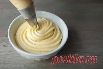 15 заварных кремов
1. Апельсиновый крем
- 1 пачка ванилина (порошка),
- 20 гр муки,
- 500 гр холодного молока,
- 80 гр сахара,
- 120 гр сливочного масла,
- тертая апельсиновая цедра.
Ванилин смешать с мукой, развести молоком, добавить сахар. Смесь кипятить в течение 2-3 минут (с момента закипания), непрерывно помешивая, до густого состояния. К горячей массе добавить тертую апельсиновую цедру, предварительно смешанную с 40 гр сахара, и вымесить до полного охлаждения. К осты...