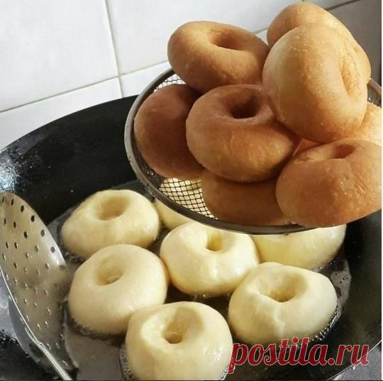 Самые вкусные пончики

Это самые вкусные пончики... 

Тесто:
Молоко - 500 мл.
Яйца - 2 шт.
Масло сл. или маргарин - 125гр.
Сахар - 2 ст.л. + 1ч.л.
Соль - 1,5 ч.л.
Дрожжи сухие - 11 гр. (пакетик)
Вода тёплая - 0,5 ст.
Мука - столько, что бы тесто не было тугим, но и не липло к рукам.
(Из этого кол-ва продуктов получается больше 40 пончиков, я делала пол нормы)

Приготовление: (я делала так)
Молоко с водой смешать, немного нагреть
Добавить весь сахар
...дрожжи
Перемешать и д...