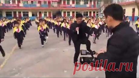 Директор школы нашел отличный способ борьбы с ожирением учеников