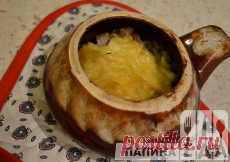Жюльен с курицей и грибами 
Жюльен очень популярная горячая закуска. Его основой могут быть как морепродукты, так и куриное мясо, рыба. В его состав часто входят шампиньоны или вешенки, а также лесные грибы. В качестве соуса дл…