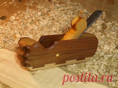 Как сделать рубанок У каждого плотника должен быть рубанок. Ну а самые продвинутые мастера делают этот инструмент самостоятельно.В этой статье мастер-самодельщик поделится с нами своим опытом по изготовлению рубанка. Инструменты и материалы:-Металлическая пластина 25 Х 3 мм;-Металлический стержень 6 мм в диаметре и 50
