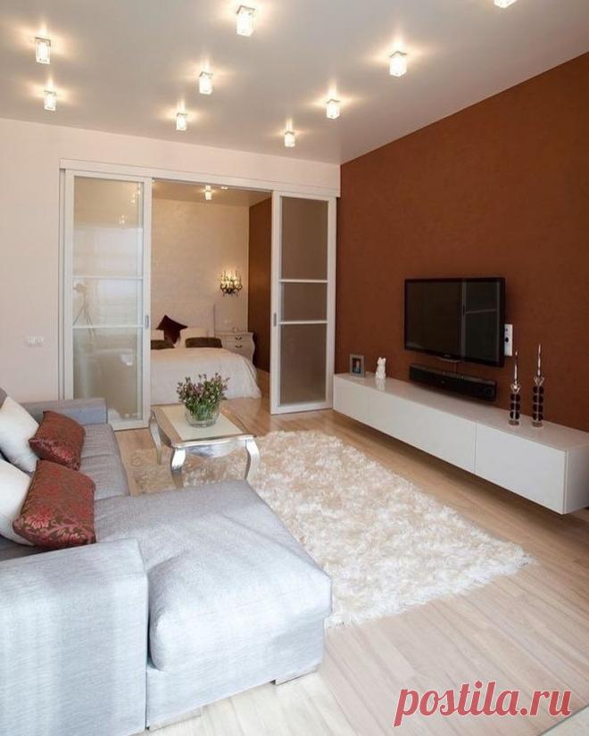 Отличное решение - зонирование спального места в однушке