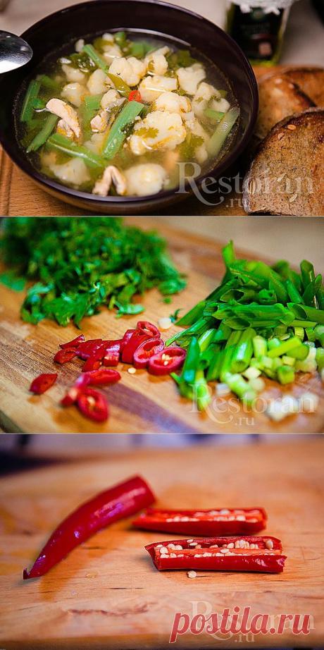 Рецепт азиатского супа. Ароматный, остренький и вкусный супчик. Не все же щи-борщи варить! Предлагаем вам удивить себя и родных чем-то интересным - в данном случае супом в азиатском стиле. Куриное мясо, много овощей - он еще и полезный.