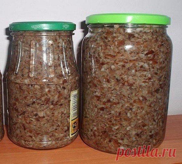 КАК ПРИГОТОВИТЬ ГРИБНУЮ ИКРУ 

Сохрани на стену чтобы не потерять.

Соседи у меня просто замечательные, принесли мне два ведра опят. В этом году у нас урожай на эти грибы. Приготовила я икру, угостила соседей и вам рецептик хочу написать.

На 2 кг отварных грибов(варить 15 мин) взять 300 г репчатого лука мелко порезать,300 г моркови натереть на крупной тёрке. 
Обжарить лук и морковь в растительном масле.

Отварные грибы, обжаренные овощи, перекрутить на мясорубке, добавить...