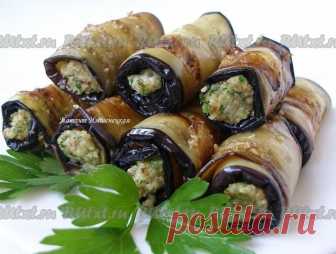 Баклажаны с грецкими орехами

Предлагаю приготовить вкусную закуску - баклажаны с грецкими орехами. Сочетание баклажанов и орехов напоминает о кавказской кухне. Конечно, эту закуску нельзя назвать легкой, но она очень вкусная и обязательно понравится тем, кто любит баклажаны. 
Для приготовления баклажанов с грецкими орехами понадобится: 
3 баклажана; 
0,5 ст. очищенных грецких орехов; 
2-3 зубчика чеснока; 
петрушка (или кинза); 
соль; 
растительное масло. 

Баклажаны вымы...