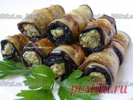 Баклажаны с грецкими орехами

Предлагаю приготовить вкусную закуску - баклажаны с грецкими орехами. Сочетание баклажанов и орехов напоминает о кавказской кухне. Конечно, эту закуску нельзя назвать легкой, но она очень вкусная и обязательно понравится тем, кто любит баклажаны. 
Для приготовления баклажанов с грецкими орехами понадобится: 
3 баклажана; 
0,5 ст. очищенных грецких орехов; 
2-3 зубчика чеснока; 
петрушка (или кинза); 
соль; 
растительное масло. 

Баклажаны вымы...