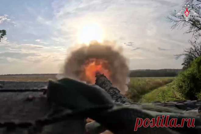 Т-72Б3М уничтожил позиции ВСУ в приграничном с Белгородской областью районе. Экипажи танков работают как прямой наводкой, так и с закрытых огневых позиций.
