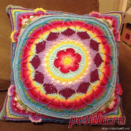 Декоративные вязаные диванные подушки на любой вкус
