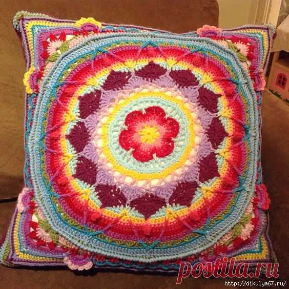 Декоративные вязаные диванные подушки на любой вкус
