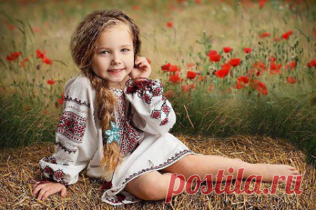 За  вроду  дякую  батькам,  За  вдачу  --  Богу  і  родині...   І  поцілунок   шлю   зіркам,  Що  я  живу  на  Україні !!!