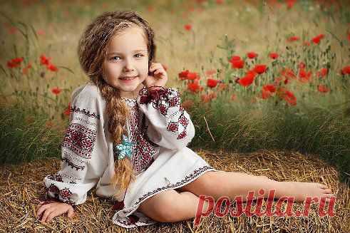 За  вроду  дякую  батькам,  За  вдачу  --  Богу  і  родині...   І  поцілунок   шлю   зіркам,  Що  я  живу  на  Україні !!!