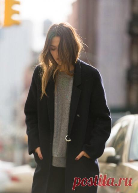 Ты не бойся, я уйду неслышно –
Ты не станешь от меня усталым.
Взяв мобильник с туфлями под мышку,
Выйду из подъезда и растаю.

Люди существуют параллельно,
Людям не нужны пересеченья,
Ты не бойся, я уйду мгновенно.
Дважды не войду в твое течение.

Я не стану по телам скитаться,
От раската реплики финальной.
Ты не бойся, мне ведь не пятнадцать –
Ухожу я профессионально!!!