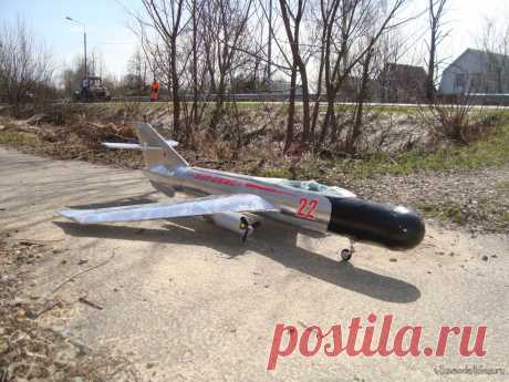 Экспериментальная авиамодель «Бардвис»  СВ – 185 И снова, здравствуйте, уважаемые авиамоделисты. Сегодня хочу вам рассказать о создании модели с необычным названием «Бардвис» СВ-185. Не пытайтесь найти это слово в справочнике, его не существует – это аббревиатура - БАРражирующий, Дальний, Высотный ИСтребитель. «Наш ответ U-2 или та самая