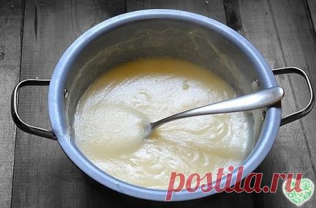 ПОТРЯСАЮЩИЙ МАННЫЙ КРЕМ ДЛЯ ВЫПЕЧКИ  
Не знаю, кому принадлежит идея приготовления крема из манки, но она гениальна. Совсем простые ингредиенты способны сделать торт настоящим праздником вкуса. Лимонный вкус и большое количество крема, который не стекает, а великолепно держит форму делает любой десерт фееричным и каким-то домашним. 
Вам понадобится: 
Блендер 
Миксер 
Манка, манная крупа — 80 г 
Сахар (песок) — 120 г 
Молоко сухое — 150 г 
Лимоны — 1 шт. 
Сливочное масло — ...