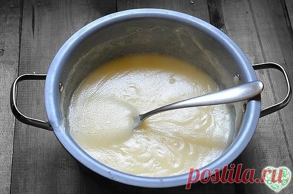 ПОТРЯСАЮЩИЙ МАННЫЙ КРЕМ ДЛЯ ВЫПЕЧКИ  
Не знаю, кому принадлежит идея приготовления крема из манки, но она гениальна. Совсем простые ингредиенты способны сделать торт настоящим праздником вкуса. Лимонный вкус и большое количество крема, который не стекает, а великолепно держит форму делает любой десерт фееричным и каким-то домашним. 
Вам понадобится: 
Блендер 
Миксер 
Манка, манная крупа — 80 г 
Сахар (песок) — 120 г 
Молоко сухое — 150 г 
Лимоны — 1 шт. 
Сливочное масло — ...