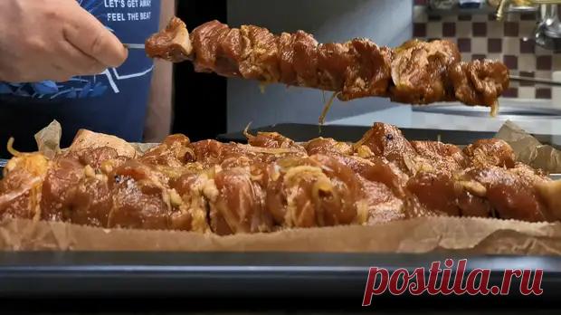 Обалденно вкусно, прямо как на углях. Гости млеют от восторга, вот это мясо! Бесподобный шашлык в духовке на праздничный стол