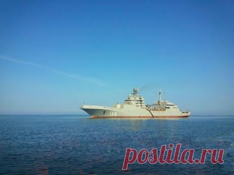 Большой десантный корабль "Иван Грен" в море