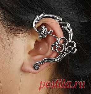 серебристый кафф с проколом, красивая изогнутая лоза.

Крепится через стандартный прокол в мочке уха и сверху на край ушка.