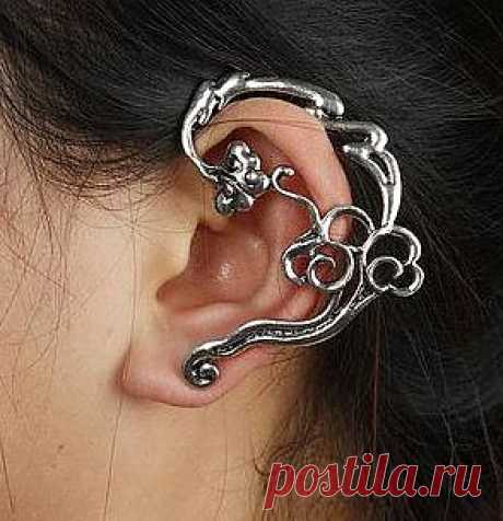 серебристый кафф с проколом, красивая изогнутая лоза.

Крепится через стандартный прокол в мочке уха и сверху на край ушка.