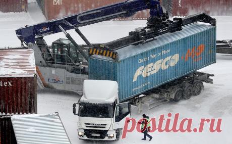 FESCO заявила о планах начала доставки бананов на фоне ухода Maersk. На фоне ухода западных морских линий из России FESCO решила начать возить бананы из Латинской Америки и планирует для этого купить новые суда. Эквадор остается главным поставщиком самого популярного у россиян фрукта