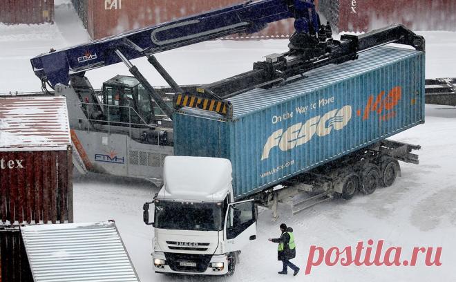 FESCO заявила о планах начала доставки бананов на фоне ухода Maersk. На фоне ухода западных морских линий из России FESCO решила начать возить бананы из Латинской Америки и планирует для этого купить новые суда. Эквадор остается главным поставщиком самого популярного у россиян фрукта