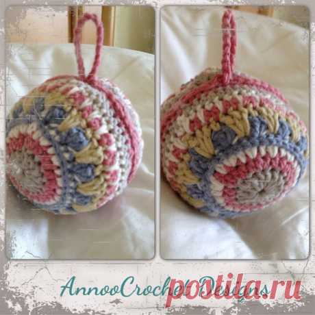 ШАРИК &quot;МАНДАЛА&quot; от Annoo Crochet. Перевод с сайта МирТесен.
#ОписанияИгрушек #крючок #амигуруми #новогоднее #елочные_игрушки@norka_homyachka 
Вам понадобится: 
Пряжа 5 различных цветов
Крючок Размер: 2,5 мм 
Игла для сшивания 
Наполнитель
Шарик вяжется из двух половинок.
Ссылка -
https://otkroysunduk.ru/blog/43404222959/CHudesnyiy-no.. 
оригинал - https://www.annoocrochet.com/2012/11/free-pattern-gorg..
