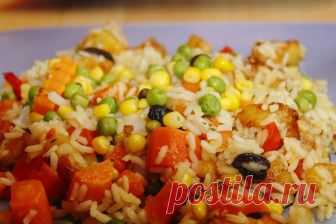 РИС З ОВОЧАМИ Продукти для страви досить демократичні і прості. Замість курки для страви можна використовувати креветки (їх потрібно очистити, посолити і поперчити і обсмажити на сильному вогні на олії по 1 хвилині з кожної сторони, потім відкласти в сторону і додати в рис в кінці приготування), а можна взагалі приготувати вегетаріанський рис з овочами . Зелений горошок попередньо потрібно бланшувати до м'якості.