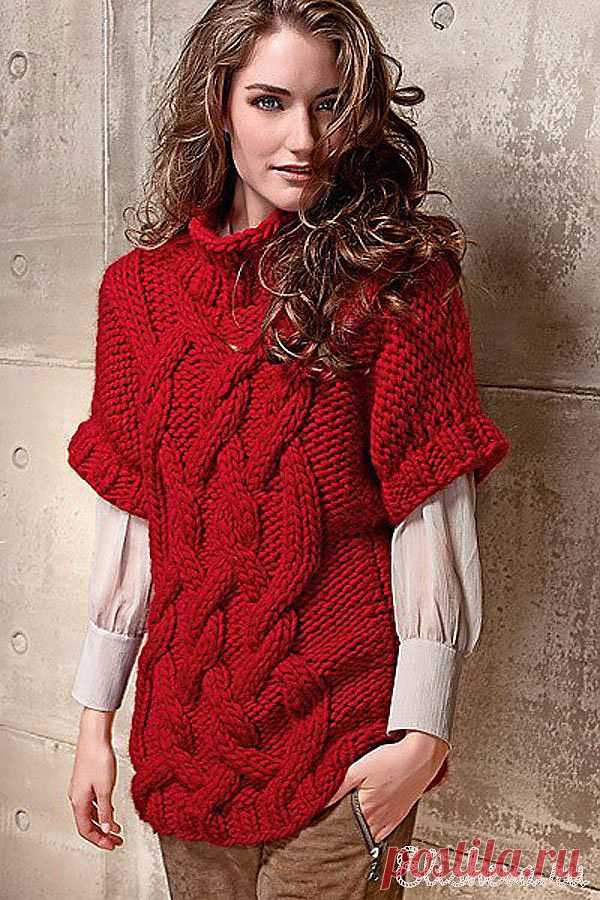 Красный свитер с крупным узором вязаный спицами.