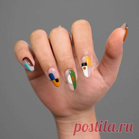 Абстрактные рисунки, выполненные в приглушенных или, наоборот, ярких контрастных цветах — простор для творчества и самовыражения. Геометрические фигуры, хаотичные мазки, разводы, имитирующие мрамор или акварель — все это будет актуально в 2026 году.