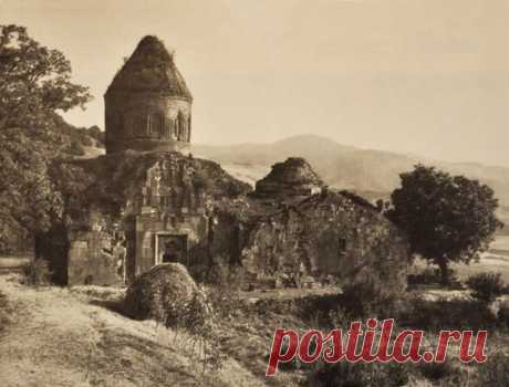 Խորանաշատ վանքը գտնվում է Հայաստանի Տավուշի մարզի Չինարի գյուղից հյուսիս-արևելք: 
Հիմնել է Վանական Վարդապետը 13-րդ դարի 1-ին կեսին, Վահրամյանների իշխանատիրույթի կողմնակալ-հրամանատար Վահրամ Բ Գագեցու հովանավորությամբ։
Խորանաշատի վանքի առաջին առաջնորդը եղել է Վանական Վարդապետը։ 1244 թ.-ին վանահայր է դարձել Վանական Վարդապետի եղբոր որդի Պողոս վարդապետը։
Վանքային համալիրի կազմի մեջ են մտնում Սուրբ Աստվածածին և Սուրբ Կիրակի եկեղեցիները, կիսավեր մատուռը, վանական խցերը և երկու գերեզմանոցները: