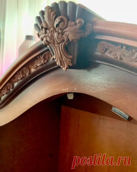 Чем заняться, когда нет огорода...Или наши руки не для скуки. Как домовладелица и огородница решила сделать декор мебели. "Что?! Это стоит так дёшево! Бог мой! " - сердце моё забилось чаще и "под ложечкой" появилось ощущение эйфории. Огромный витринный шкаф с изогнутыми деталями красовался выставленным за сущие копейки на авито.   Это была румынская мебель из натурального дерева. Вы знаете- мечты сбываются!)   Однако, в этот раз, мне благоволила удача во всех  моих желания...