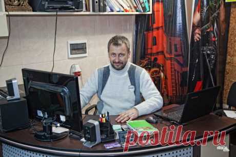 Александр Рябиков на рабочем месте. Главный редактор местной газеты.