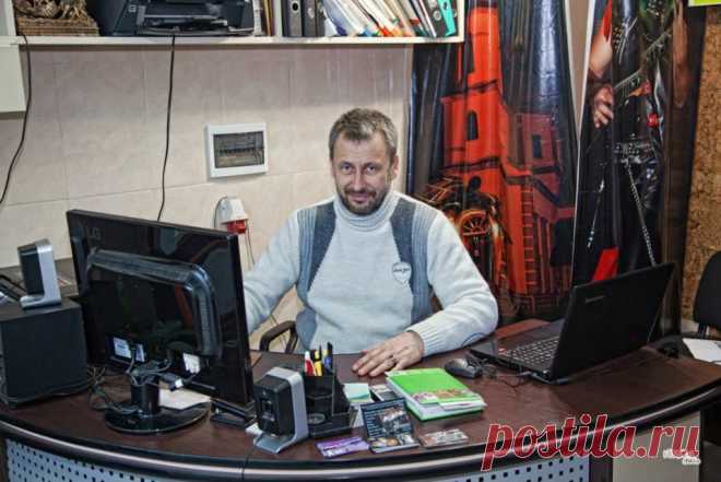 Александр Рябиков на рабочем месте. Главный редактор местной газеты.