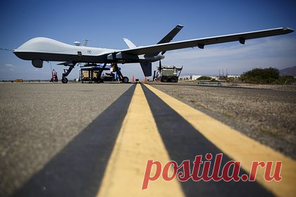 В США рассказали о возможностях беспилотного «Жнеца». Американский разведывательно-ударный беспилотный летательный аппарат (БПЛА) MQ-9 Reaper («Жнец») совершил первую посадку на грунтовую полосу. Это позволит аппарату взлетать из любой точки мира, пишет издание 19FortyFive. MQ-9 может нести бомбы, ракеты «воздух-земля» AGM-114 Hellfire и «воздух-воздух» AIM-9X.