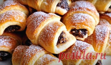 Братиславские рожки. Ароматные мягкие рогалики с сочной начинкой Братиславские рожки — это десерт, который популярен в Словакии и некоторых других странах Центральной Европы. Он представляет собой небольшие трубочки из хрустящего теста, наполненные начинкой из ванильного крема или пудинга.