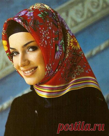 в красном платке