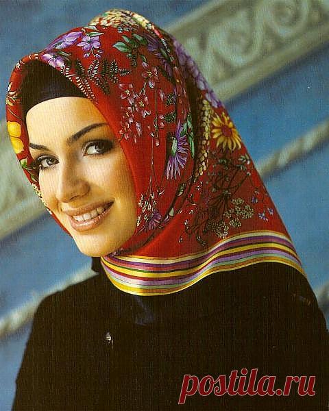 в красном платке