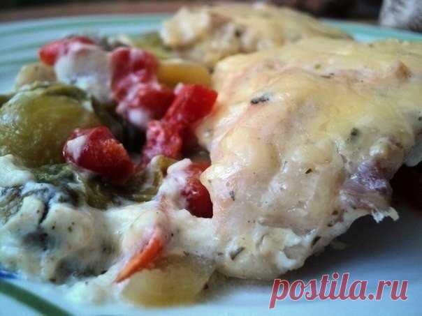 Куриная грудка, запеченная с овощами.