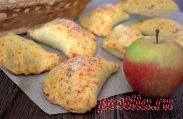 Пирожки из сырного теста с яблоком — Домашняя кулинария