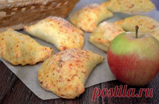 Пирожки из сырного теста с яблоком — Домашняя кулинария