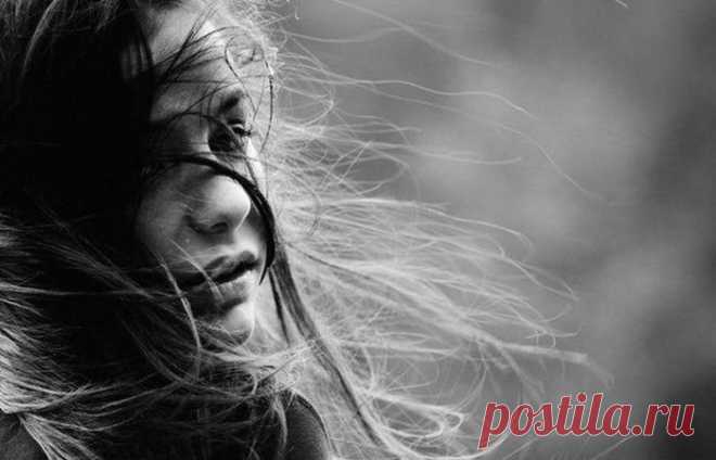 Белла Ахмадулина

Из глубины моих невзгод
молюсь о милом человеке.
Пусть будет счастлив в этот год,
и в следующий, и вовеки.

Я, не сумевшая постичь
простого таинства удачи,
беду к нему не допустить
стараюсь так или иначе.

И не на радость же себе,
загородив его плечами,
ему и всей его семье
желаю миновать печали.

Пусть будет счастлив и богат.
Под бременем наград высоких
пусть подымает свой бокал
во здравие гостей веселых,

не ведая, как наугад
я билась головою оземь,
мол...